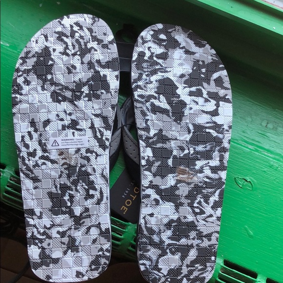 Flip-flops - Picture 2 of 3